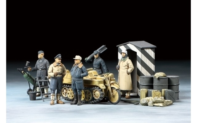 Tamiya 1/48 German Luftwaffe Crew (Winter) with Kettenkraftrad